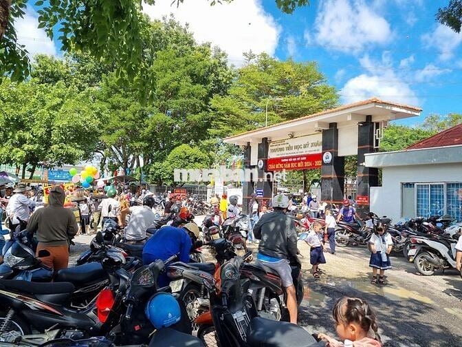 Bán nhà gần chợ mỹ xuân giá 1ty750tr sổ riêng thổ cư