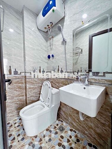 PHÒNG TRỌ CÓ CỬA SỔ TO BAN CÔNG RỘNG TẠI QUAN NHÂN, NHÂN CHÍNH