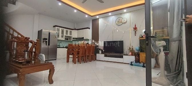 Bán nhà 4 tầng Quỳnh Đô, diện tích 40m2, ô tô đỗ cổng, giá 6.5 tỷ