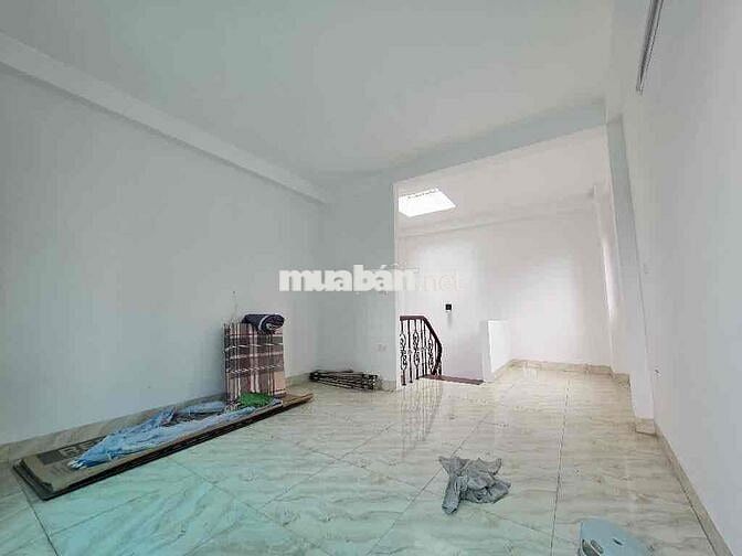 ÔTÔ ĐỖ CỔNG - LÔ GÓC - GẦN PHỐ - VIEW HỒ - NHÀ HIẾM