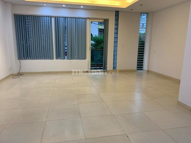 Cho thuê nhà đẹp, có sân rộng làm văn phòng