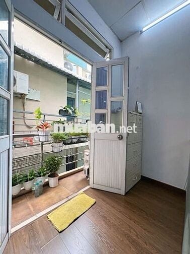 GIẢM TIẾP 200TR, CHỈ 4TỶ, 29m2, CMT8-QUẬN 3, 2 TẦNG, BAN CÔNG, SÁT HXH