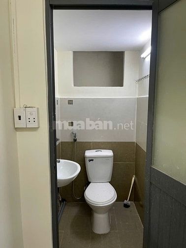 Cho thuê nhà hẻm 4m(XH) Cách Mạng Tháng 8, P.11, Q.3 giá 10tr