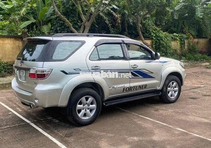 Toyota Fortuner 2011 số sàn màu Bạc