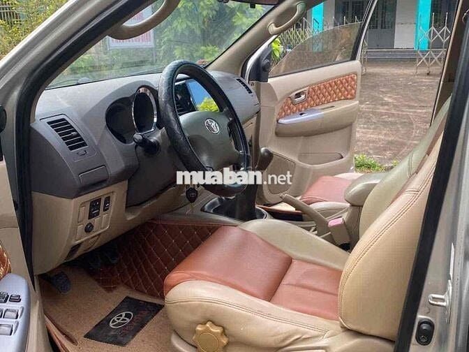 Toyota Fortuner 2011 số sàn màu Bạc