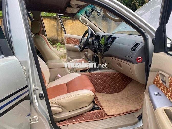 Toyota Fortuner 2011 số sàn màu Bạc