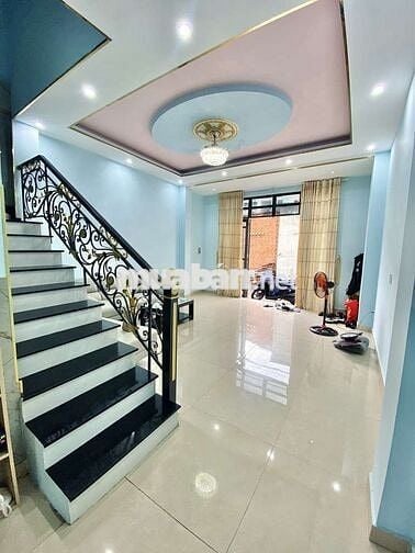 Nhà 2 MT -  3 tầng - 2pn , 3wc - giá chỉ 5,5 tỷ