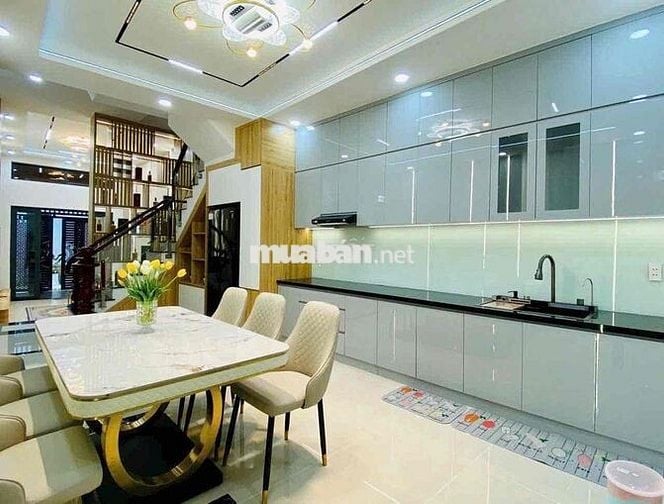 nhà 3 lầu hẻm xe hơi. 4 phòng 5 tolet riêng mỗi phòng.nở hậu