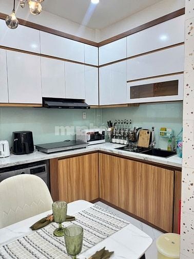 Nhà 1 trệt, 1 lầu Full nội thất cao cấp 