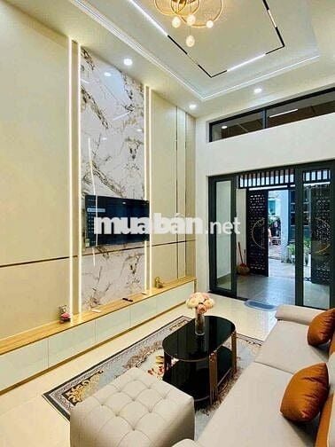 nhà 3 lầu hẻm xe hơi. 4 phòng 5 tolet riêng mỗi phòng.nở hậu