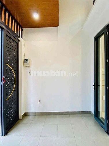 nhà 3 lầu hẻm xe hơi. 4 phòng 5 tolet riêng mỗi phòng.nở hậu