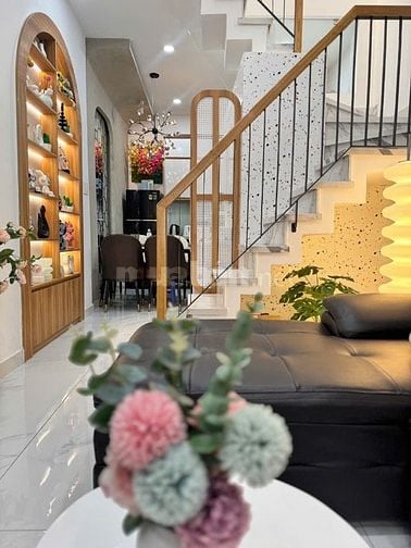 Nhà 1 trệt, 1 lầu Full nội thất cao cấp 