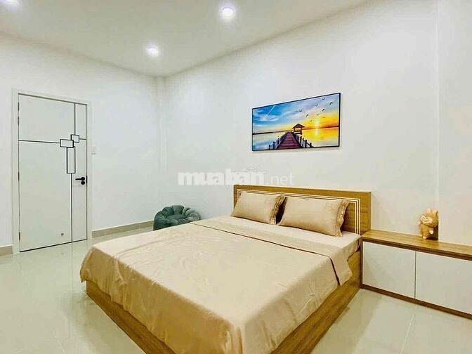 nhà 3 lầu hẻm xe hơi. 4 phòng 5 tolet riêng mỗi phòng.nở hậu
