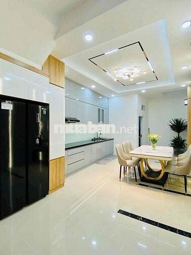 nhà 3 lầu hẻm xe hơi. 4 phòng 5 tolet riêng mỗi phòng.nở hậu