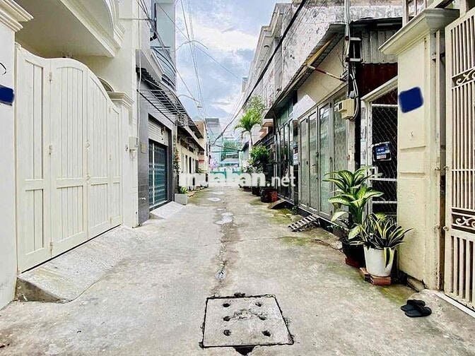 nhà 3 lầu hẻm xe hơi. 4 phòng 5 tolet riêng mỗi phòng.nở hậu