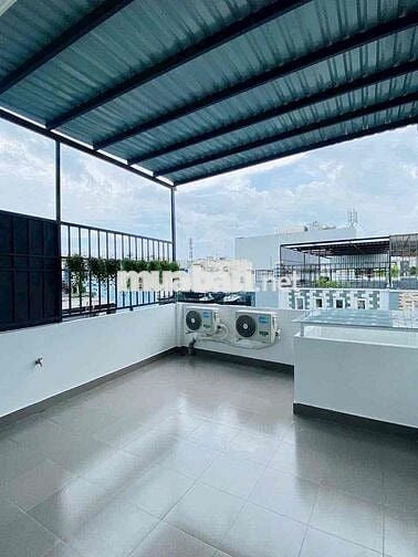 nhà 3 lầu hẻm xe hơi. 4 phòng 5 tolet riêng mỗi phòng.nở hậu