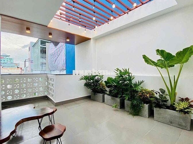 nhà 3 lầu hẻm xe hơi. 4 phòng 5 tolet riêng mỗi phòng.nở hậu