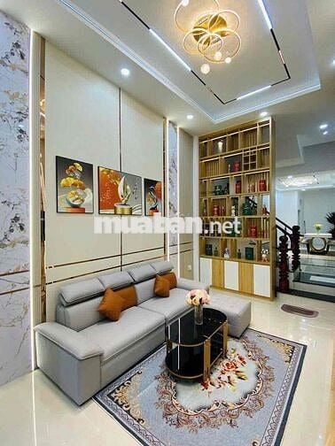 nhà 3 lầu hẻm xe hơi. 4 phòng 5 tolet riêng mỗi phòng.nở hậu