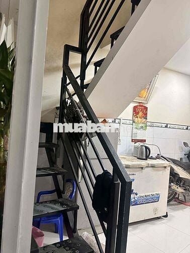 cho thuê lại nhà 1 trệt 2 lầu. do gia đình có việc gấp về quê