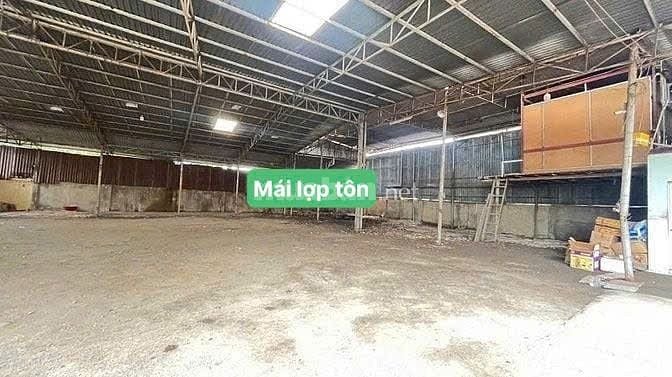 Kho 800m2 cho thuê 40 triệu/tháng đường Quốc Lộ 13 Ngã Tư Bình Phước