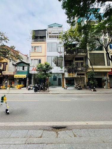 Cho thuê tầng 1 và tầng 2 nhà mặt phố đội cấn, nhà mới đẹp