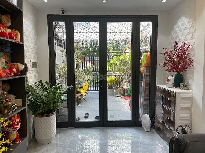 Bán nhà tập thể lô góc quận Đống Đa, S 50/100m sổ đỏ cất két oto đỗ cử