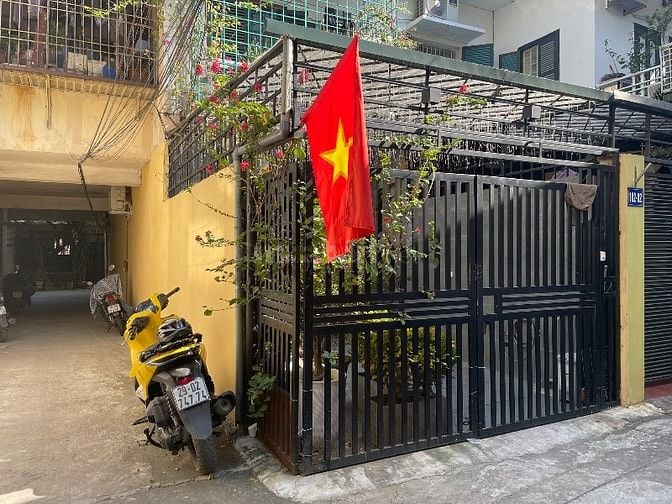 Bán nhà tập thể lô góc quận Đống Đa, S 50/100m sổ đỏ cất két oto đỗ cử