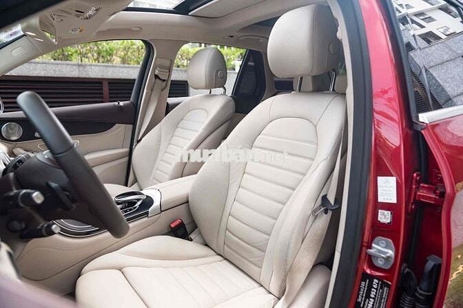 Mercedes GLC300 4Matic - Model 2020 - Đỏ/Kem