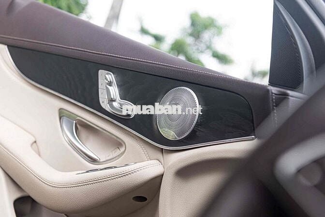 Mercedes GLC300 4Matic - Model 2020 - Đỏ/Kem