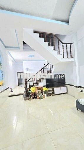 Nhà mặt tiền 100m2 ,3 phòng ngủ. TT Dĩ An