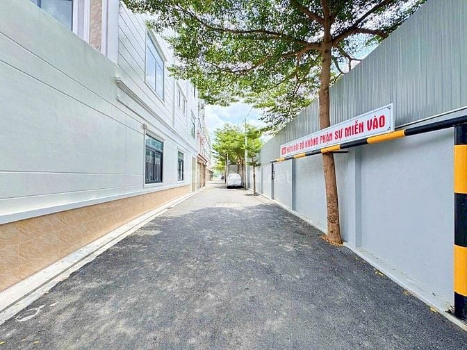 CHỦ NGỘP BÁN GẤP NHÀ MỚI XÂY CÁCH SÔNG SG 200M, SỔ RIÊNG ĐƯỜNG 12M 