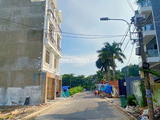 CHỦ NGỘP BÁN GẤP NHÀ MỚI XÂY CÁCH SÔNG SG 200M, SỔ RIÊNG ĐƯỜNG 12M 