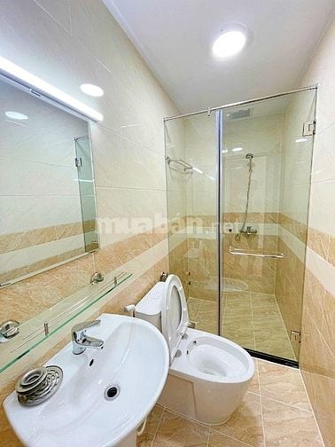 CHỦ NGỘP BÁN GẤP NHÀ MỚI XÂY CÁCH SÔNG SG 200M, SỔ RIÊNG ĐƯỜNG 12M 