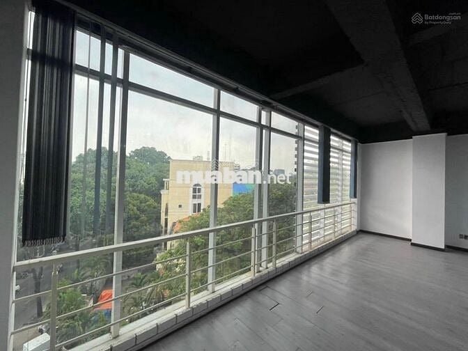 Mặt tiền đường Nguyễn Thái Học Q1 – Nhà 3 lầu - sàn trống dễ bố trí