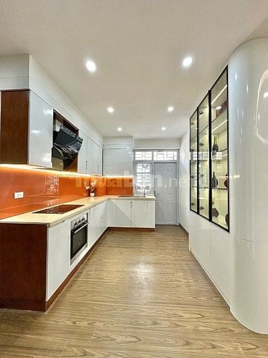Tầm tiền hơn 9 tỷ cần bán căn hộ 120m2 trung tâm Q Cầu Giấy