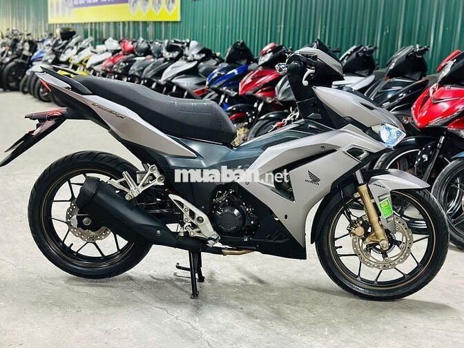 XE MÁYTHANH TÙNG_WINNER V3 ABS XÁM BẠC ĐỘ MẮT CÚ