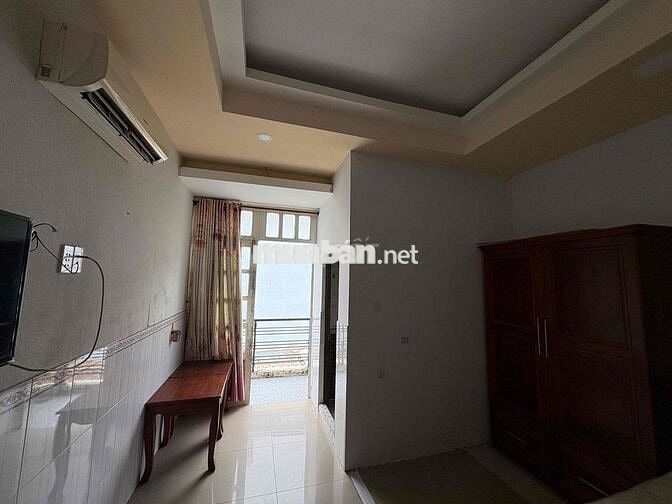 Phòng Ban Công 20m2, Khu Tên Lửa