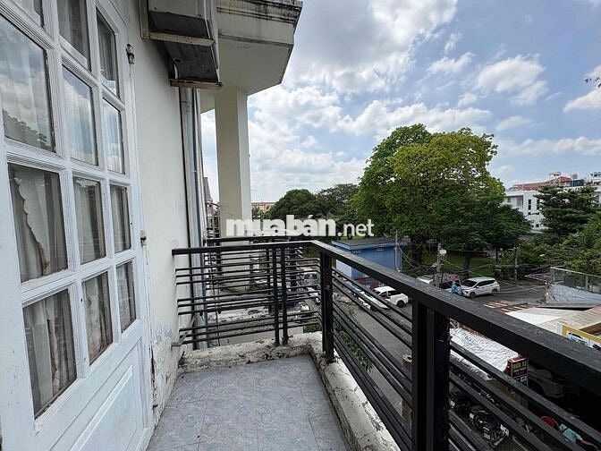 Phòng Ban Công 20m2, Khu Tên Lửa