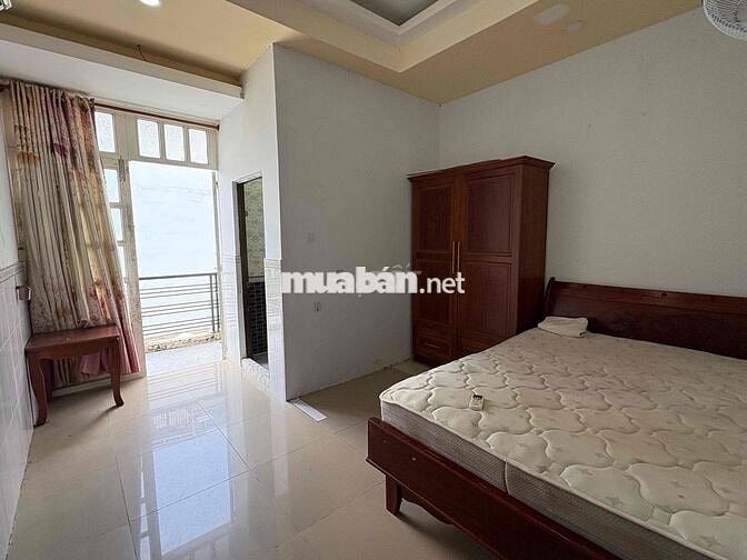 Phòng Ban Công 20m2, Khu Tên Lửa