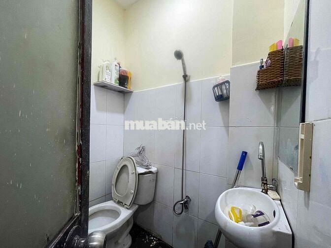 Mặt bằng kinh doanh 4*10m vòng xoay Dân chủ ,Cư Xá Đô Thành Q3 giáp Q1