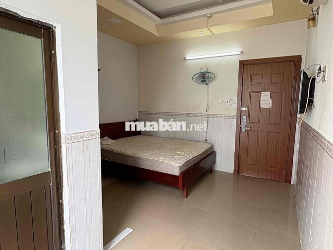 Phòng Ban Công 20m2, Khu Tên Lửa