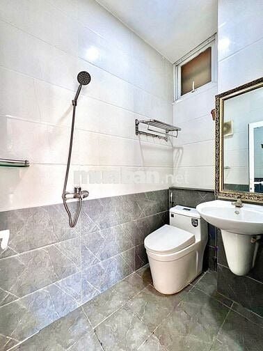 PHÒNG CÓ GÁC MỚI XÂY CỬA SỔ TRỜI LÊ VĂN SỸ Q.3