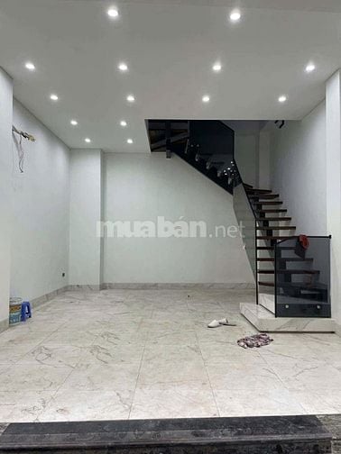 CHÍNH CHỦ CHO THUÊ NHÀ MẶT PHỐ QUÁN THÁNH. DT: 50m2 x 5 tầng. MT: 5,6m
