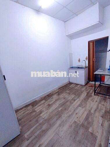 PHÒNG CÓ NỘI THẤT HẺM ĐỐI DIỆN TÒA NHÀ ETOWN, GẦN NHÀ GA T3. GIÁ 2.6TR