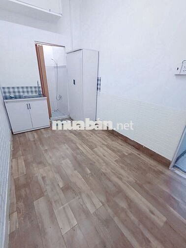 PHÒNG CÓ NỘI THẤT HẺM ĐỐI DIỆN TÒA NHÀ ETOWN, GẦN NHÀ GA T3. GIÁ 2.6TR