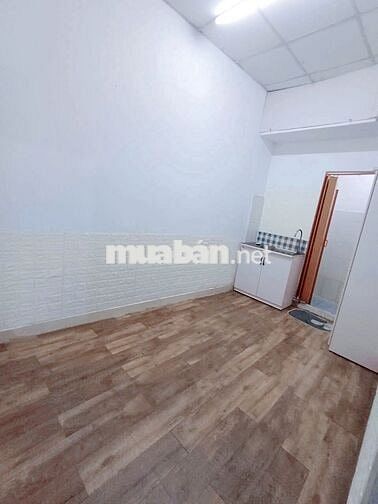 PHÒNG CÓ NỘI THẤT HẺM ĐỐI DIỆN TÒA NHÀ ETOWN, GẦN NHÀ GA T3. GIÁ 2.6TR