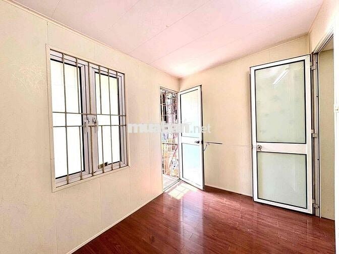 Bán nhà tập thể nguyên bản phố Quỳnh Mai 60m2 tầng 4 ô to đỗ giá 3.95