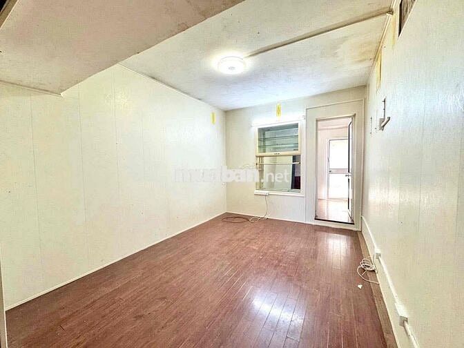 Bán nhà tập thể nguyên bản phố Quỳnh Mai 60m2 tầng 4 ô to đỗ giá 3.95