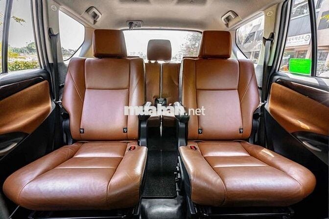 Toyota Innova 2017 2.0V Bạc 55.000 km