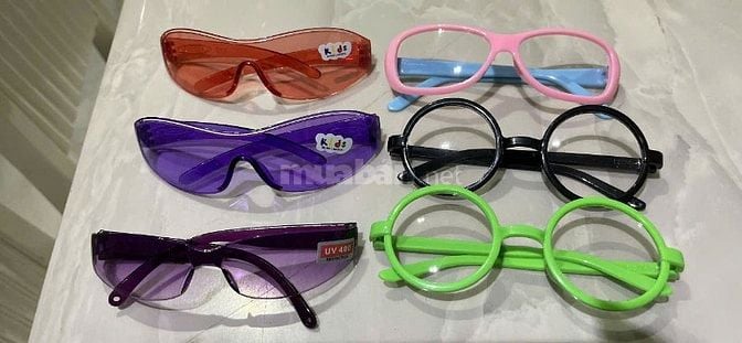 kính đeo mắt thời trang giá 4,000 đ